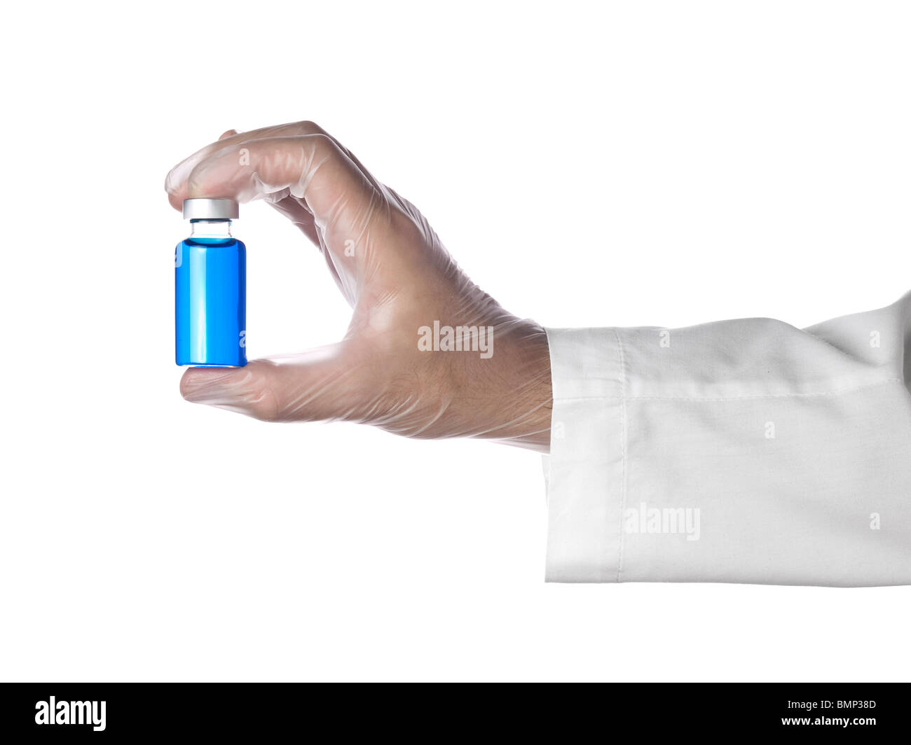 Un médico tiene una ampolla llena de líquido azul con sus guantes de látex. Aislado en blanco. Foto de stock