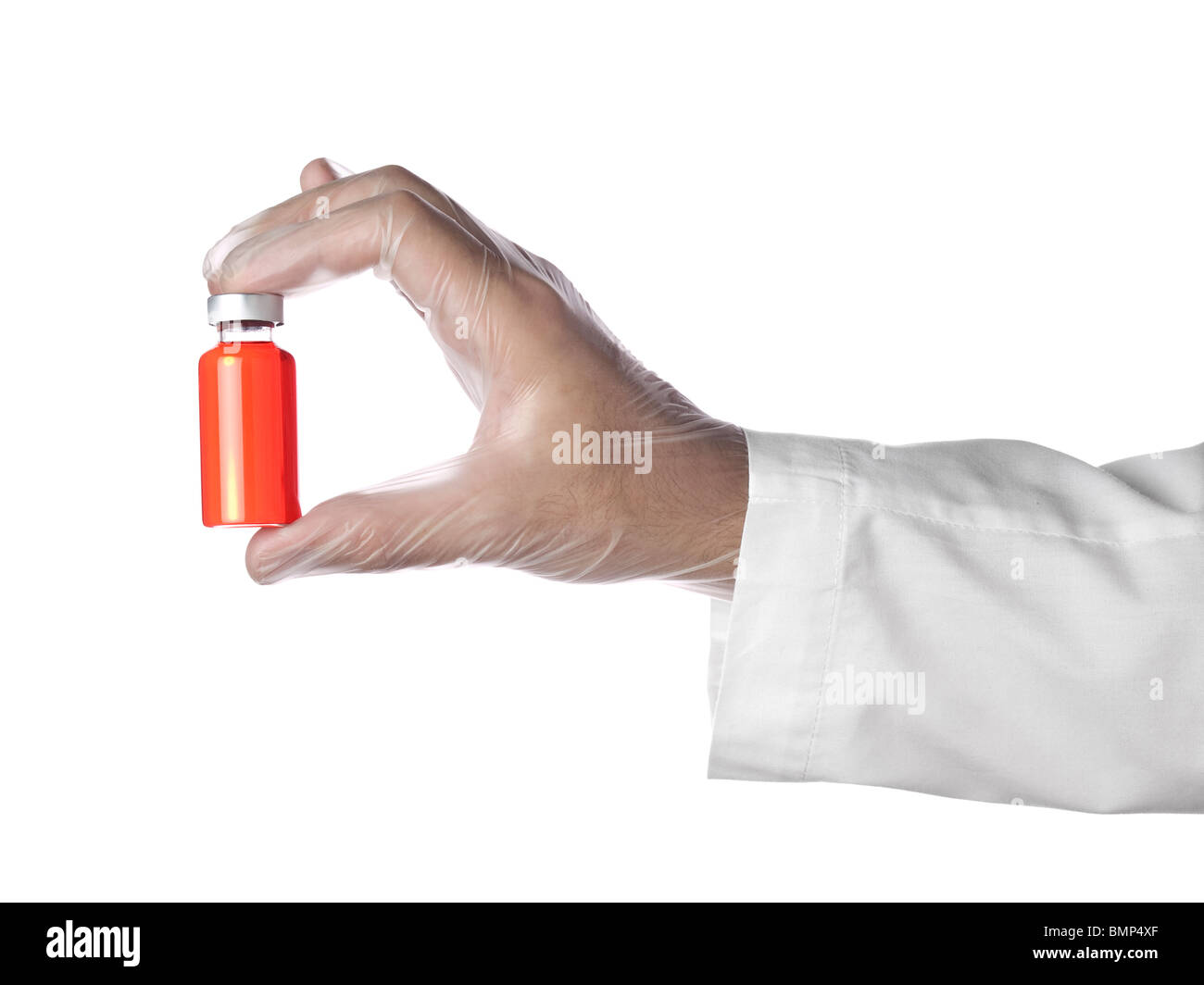 Un médico tiene una ampolla llena de líquido rojo con sus guantes de látex. Aislado en blanco. Foto de stock
