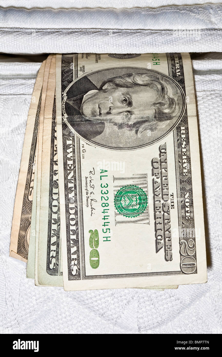 Nosotros veinte dólares que sobresale del papel moneda bajo el colchón  Fotografía de stock - Alamy