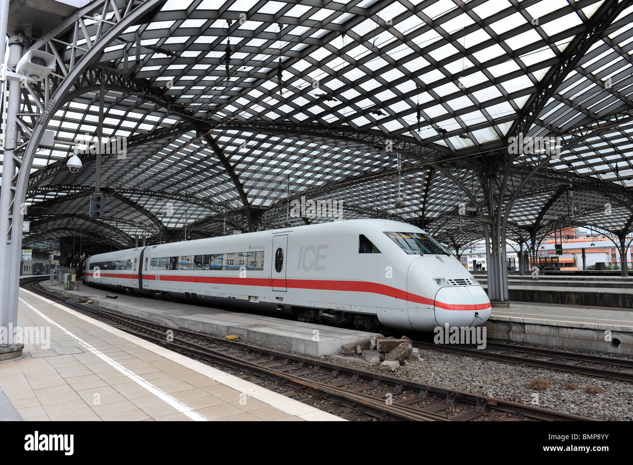 Estación de tren Koln Colonia Alemania Deutschland Europa con Deutsche Bahn DB tren ICE Foto de stock