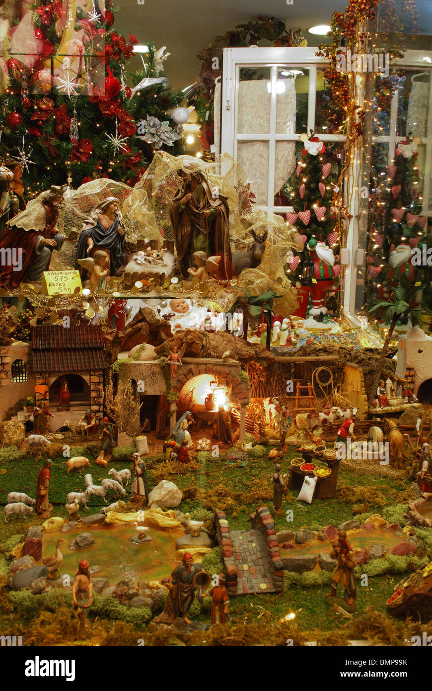 Decoraciones de navidad y natividad mostrar en el escaparate, Fuengirola,  Costa del Sol, Málaga, Andalucía, España Fotografía de stock - Alamy
