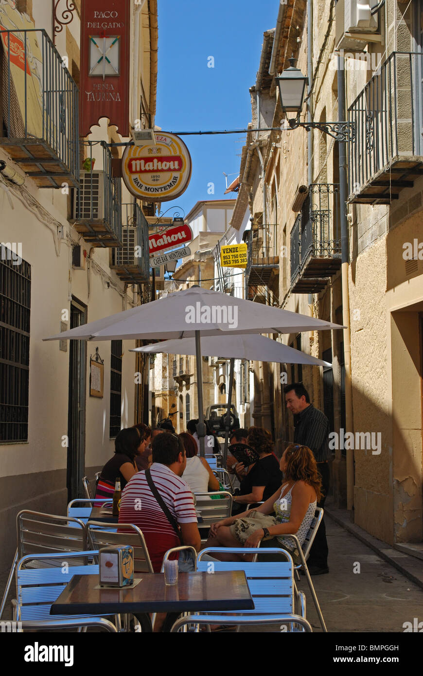 Café en la calle lateral a la Plaza de Andalucía, Úbeda, provincia de Jaén, Andalucía, España, Europa Occidental. Foto de stock