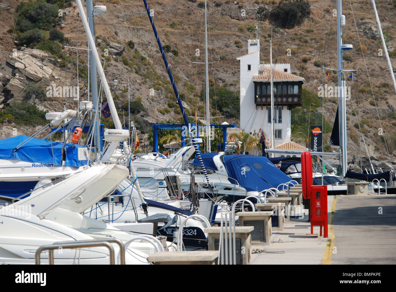 Embarcaciones en el puerto deportivo Marina del Este, Costa Tropical, Costa del Sol, provincia de Granada, Andalucía, España, Europa Occidental. Foto de stock