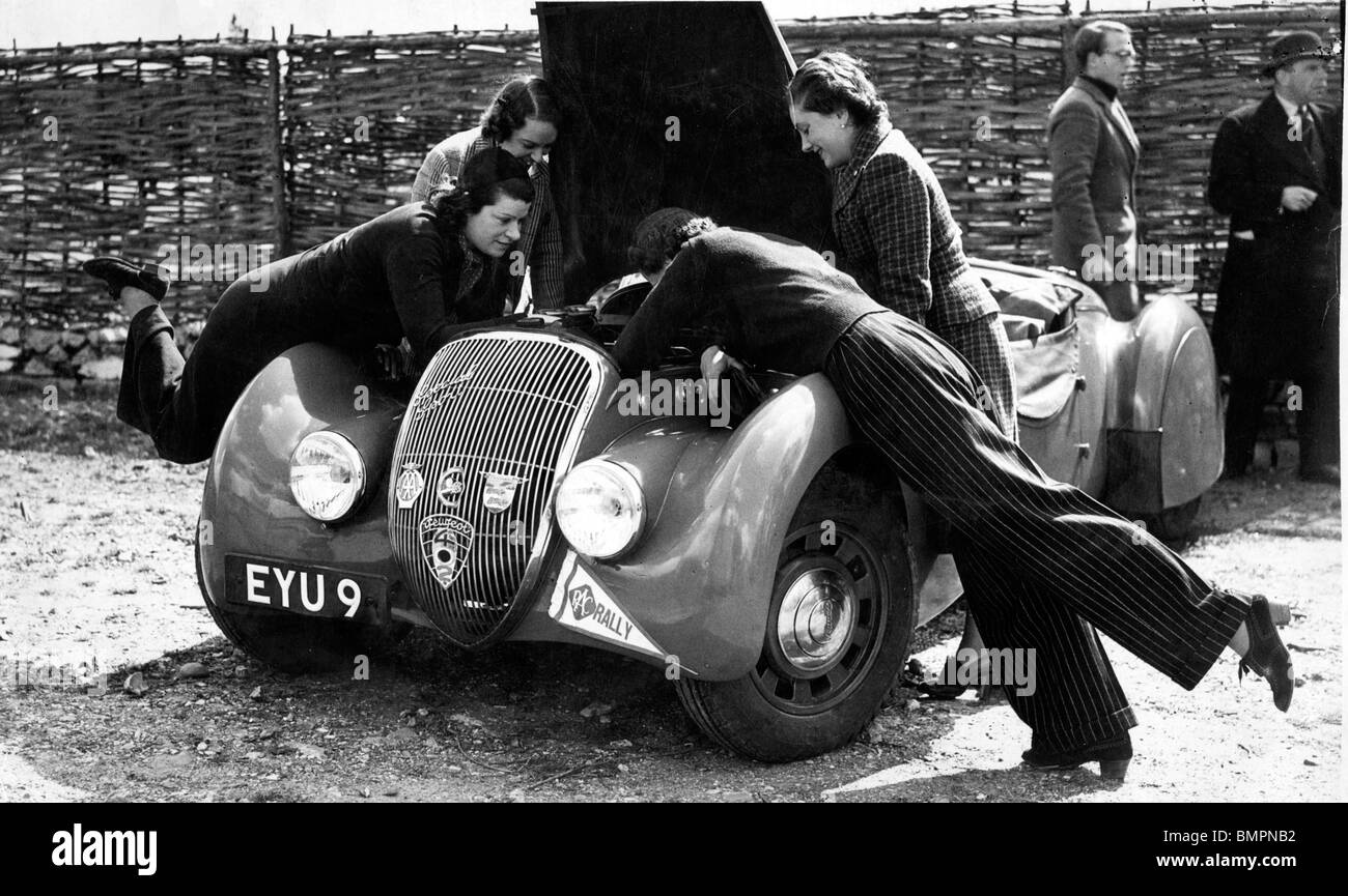 1938 Peugeot Roadster 402 Deporte especial Miss M D Patten (izquierda) RAC Rally 1939 Foto de stock