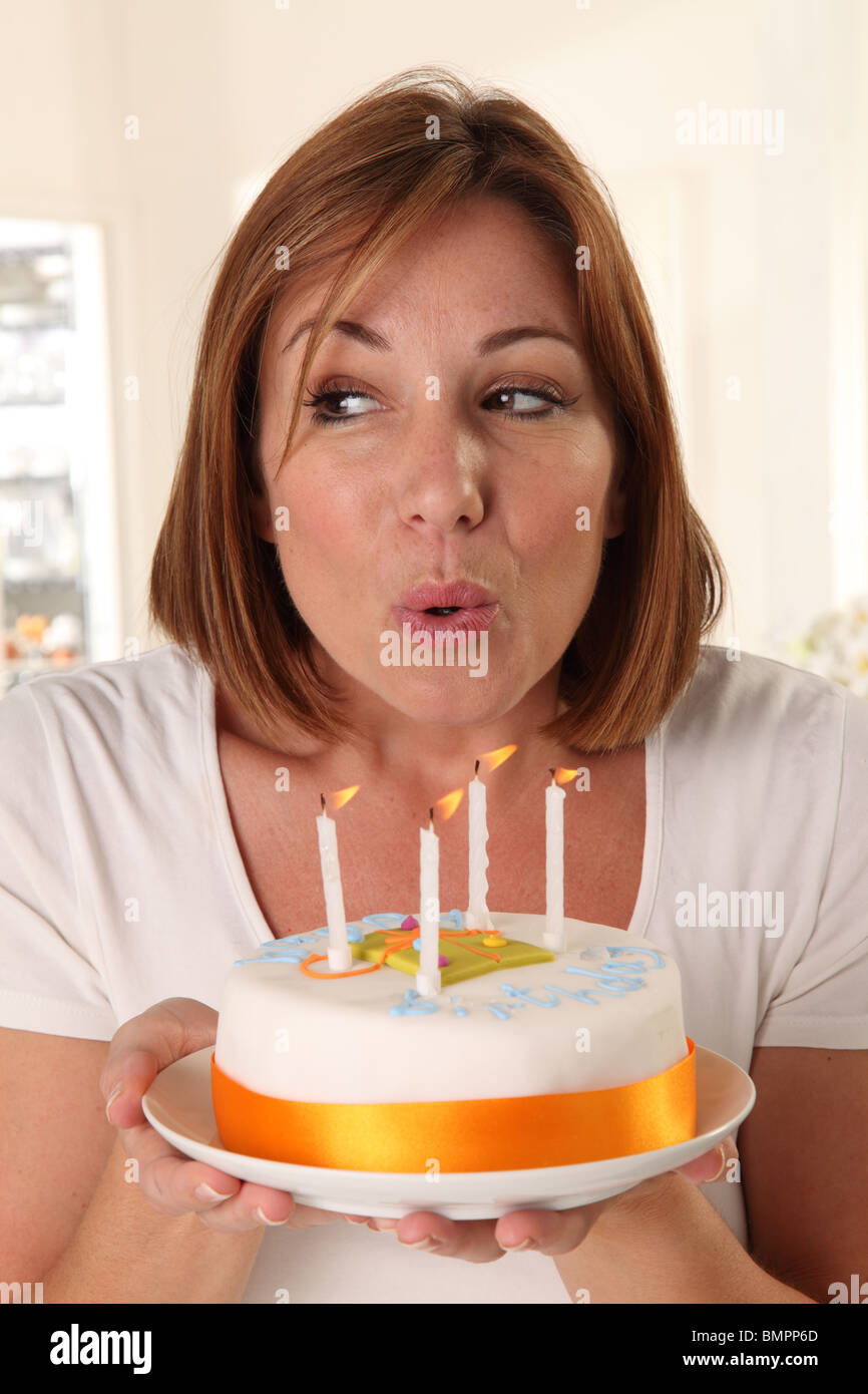 Apagar las velas del pastel, celebración de cumpleaños Archivo De