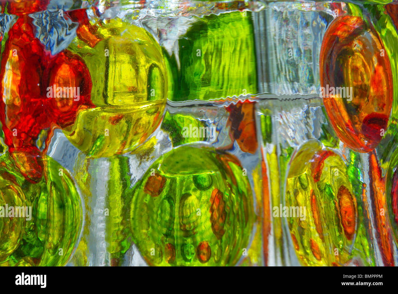 Reflexiones de vidrio colorido Foto de stock