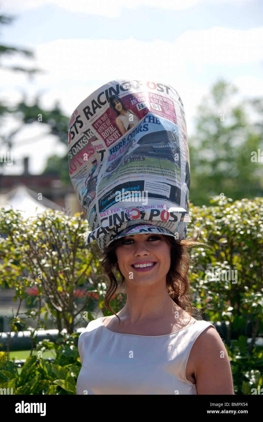Una dama en el Royal Ascot carrera llevando un gorro hecho desde el periódico Racing Post Foto de stock
