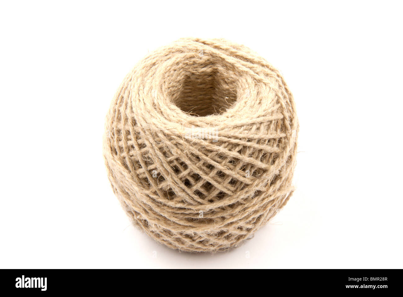 Bola de cuerda de cáñamo, aislado sobre fondo blanco. Foto de stock