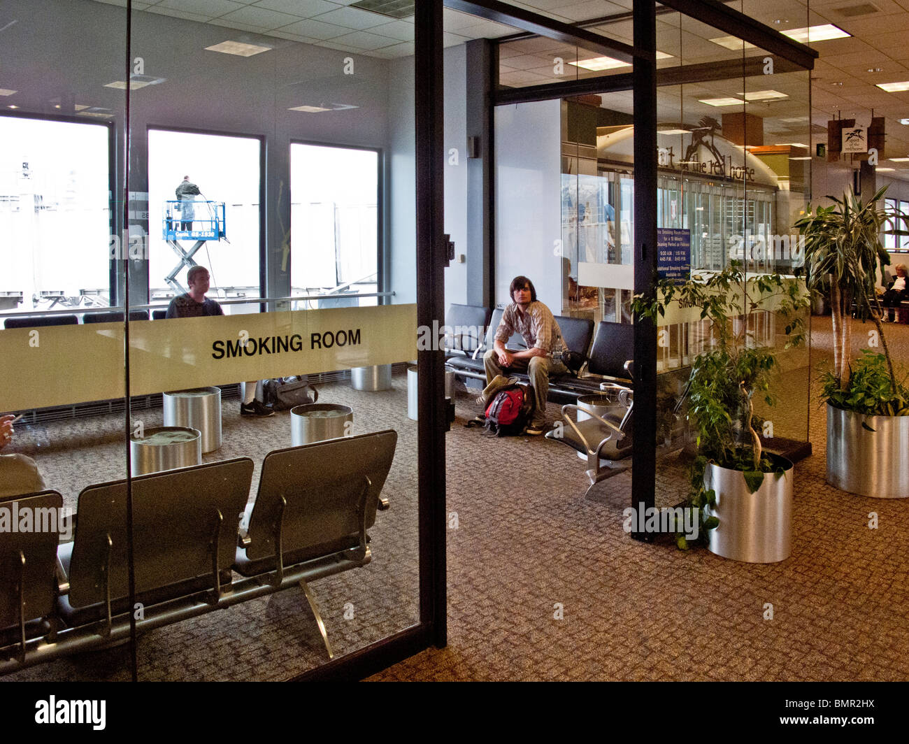 Fumadores del aeropuerto fotografías e imágenes de alta resolución - Alamy