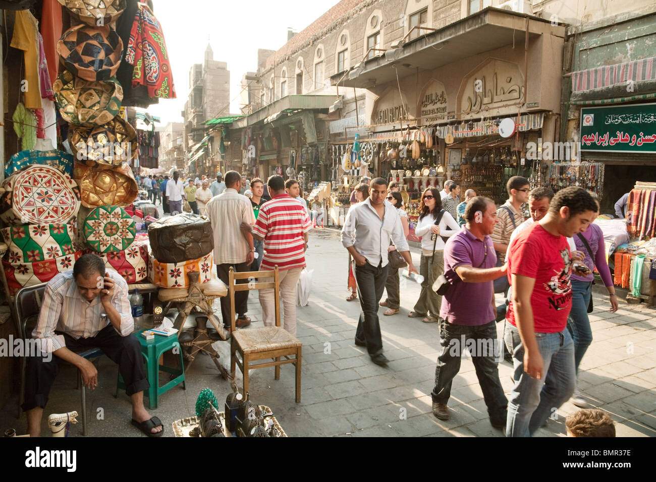 Escena callejera en el concurrido mercado de Khan el Khalili, el barrio islámico, El Cairo, Egipto Norte de África Foto de stock