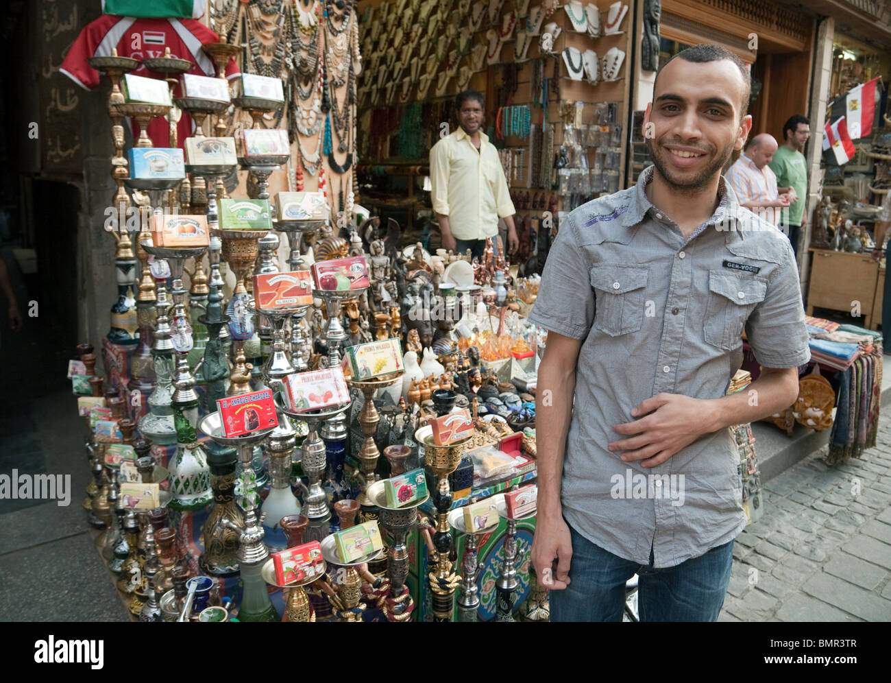 Una tubería de shisha (tubería de Hookah) se cala y comercia en el mercado de Khan al khalili, barrio islámico, El Cairo Egipto África Foto de stock