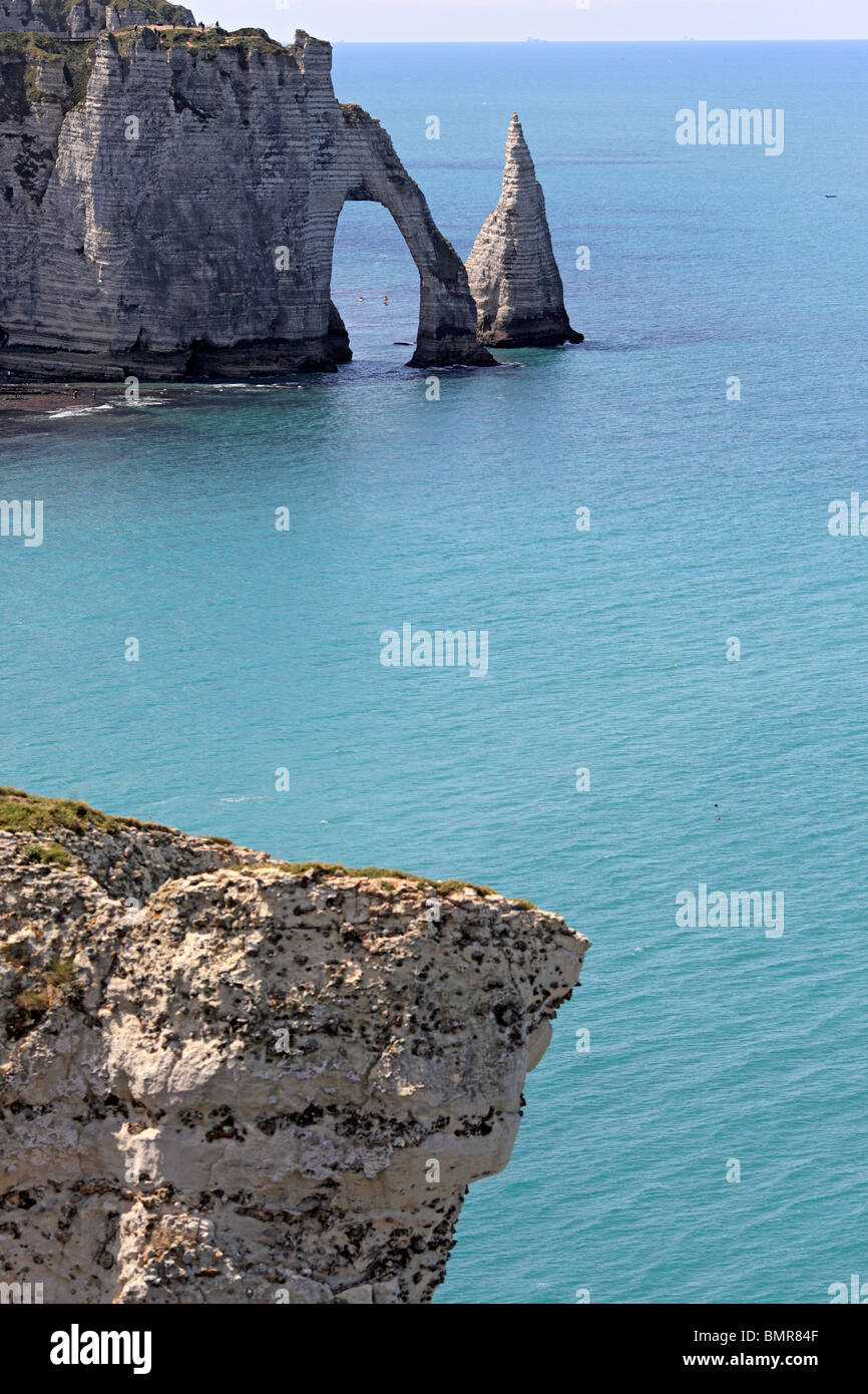 Los acantilados sobre el mar, en la Playa Etretat, departamento de Seine-Maritime, Alta Normandía, Francia Foto de stock