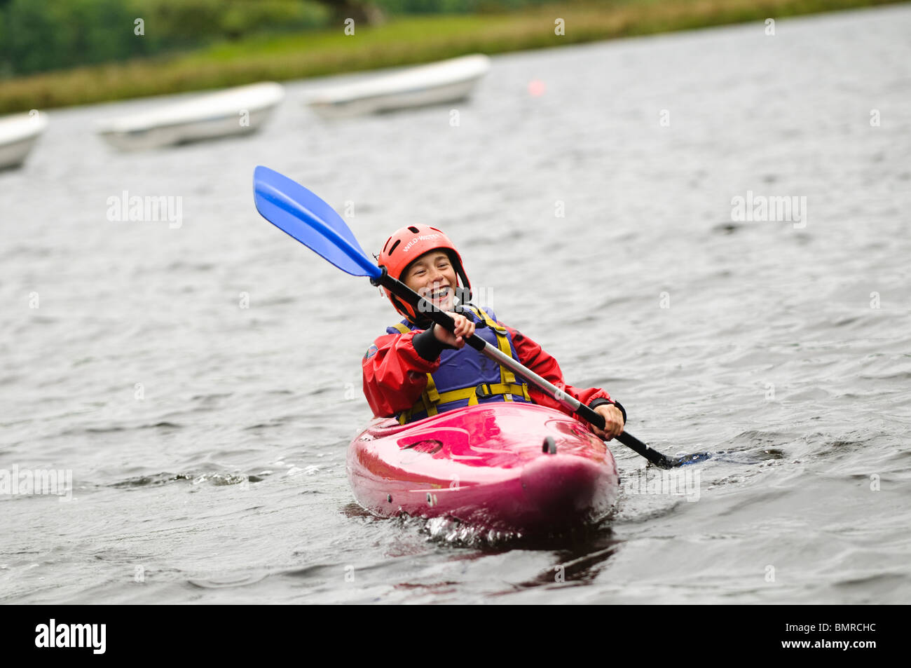 Un chico en kayak en el lago como parte de un curso organizado por Canolfan Yr Urdd Outward Bound Adventure Centre Glanllyn Bala, REINO UNIDO Foto de stock