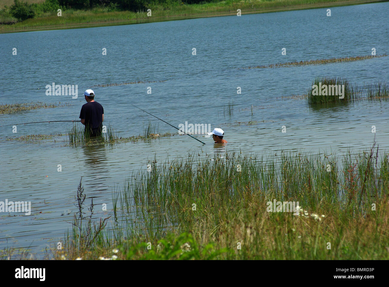 Padre e hijo de pesca en un caluroso día de verano. Foto de stock