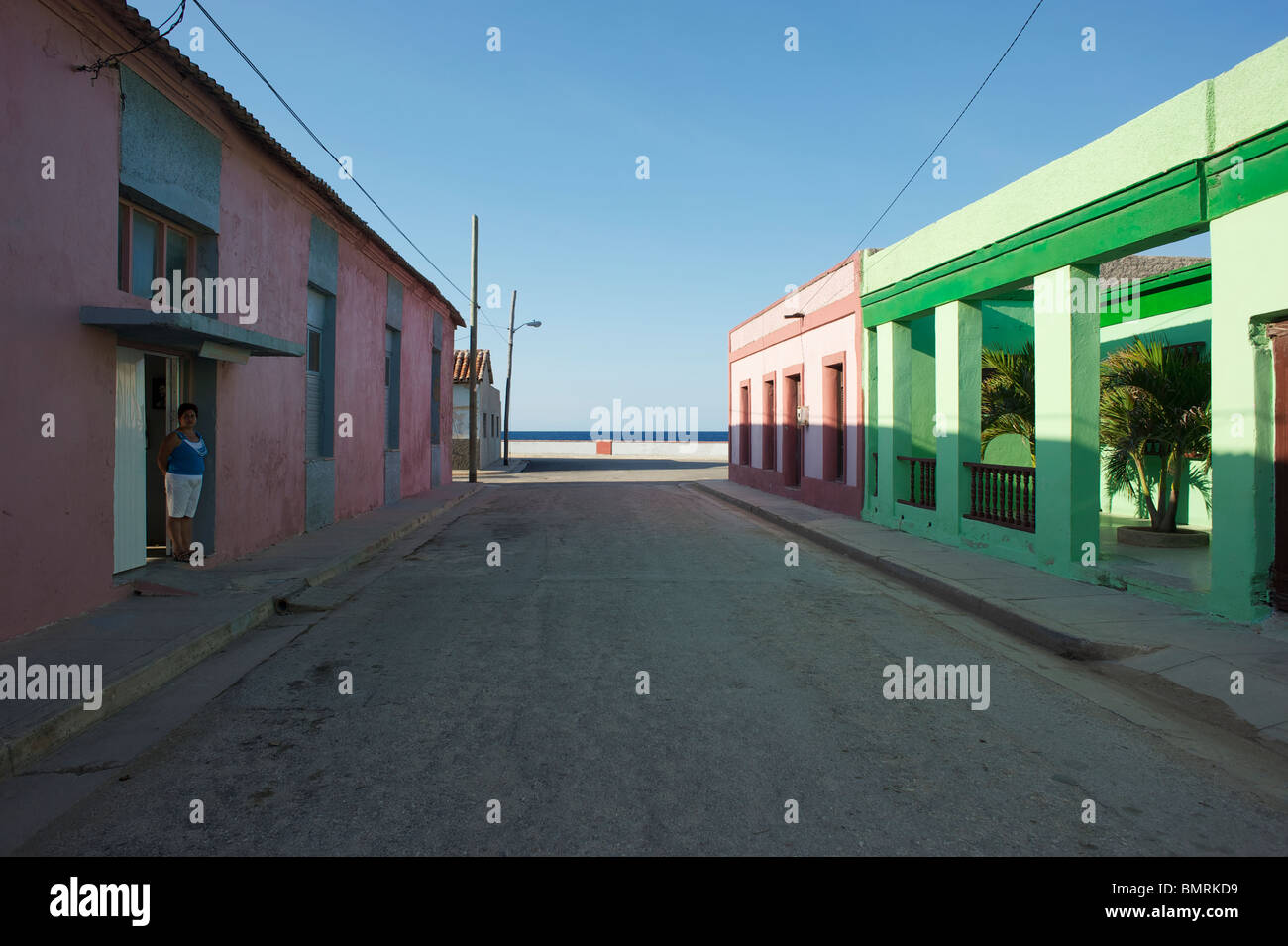 Escena callejera, Gibara, Cuba Foto de stock