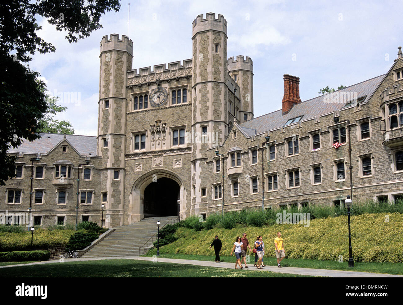 Los estudiantes de la Universidad de Princeton Blair Hall caminando por el  Campus Princeton, New Jersey, EE.UU Fotografía de stock - Alamy