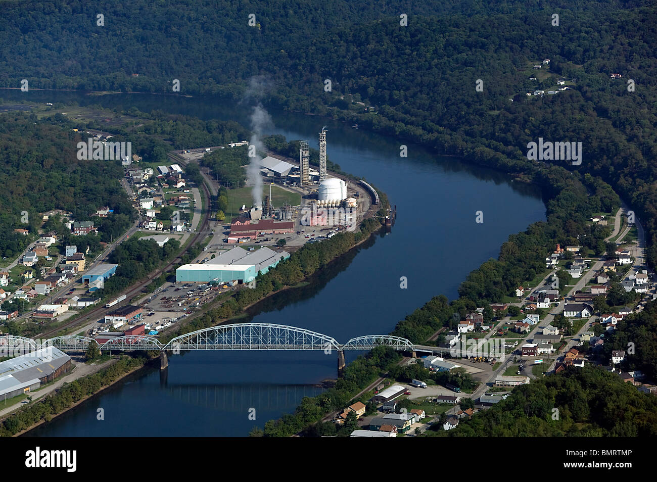 Vista aérea de la planta generadora de energía líneas de ferrocarril Río Monongahela Pennsylvania Foto de stock