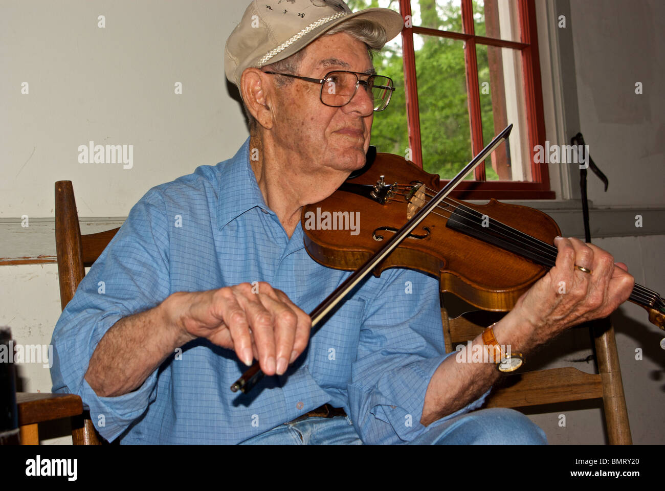 Música Cajun fiddler Merlin Fontenot en Vermilionville patrimonio cajún criolla folclor park recrea la Acadiana de 1765 a 1890 Foto de stock