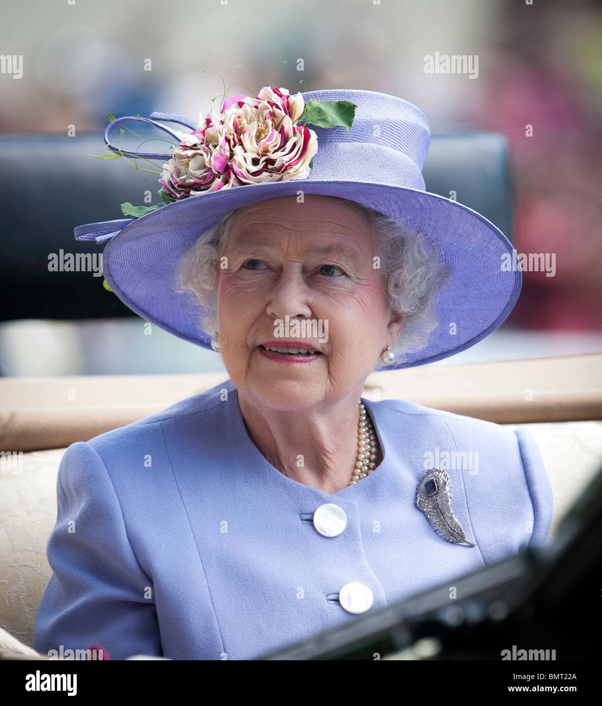 La Reina Isabel II de Inglaterra en el Royal Ascot 2010 reunión de carreras de caballos Foto de stock