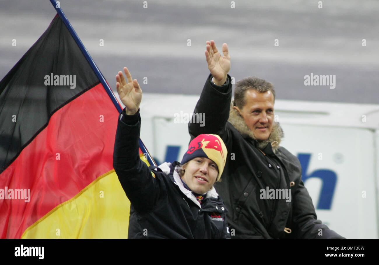 Sebastian-Vettel y Michael Schumacher en la carrera de campeones 2008 en el estadio de Wembley. Foto de stock