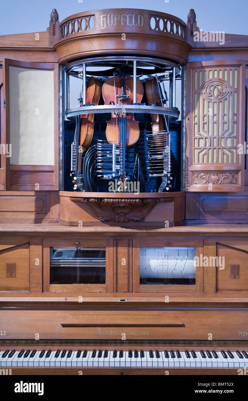 Hupfeld Phonoliszt Violina automático de piano y violín 3 máquina MUSIC  PLAYER, Viena, Austria Fotografía de stock - Alamy