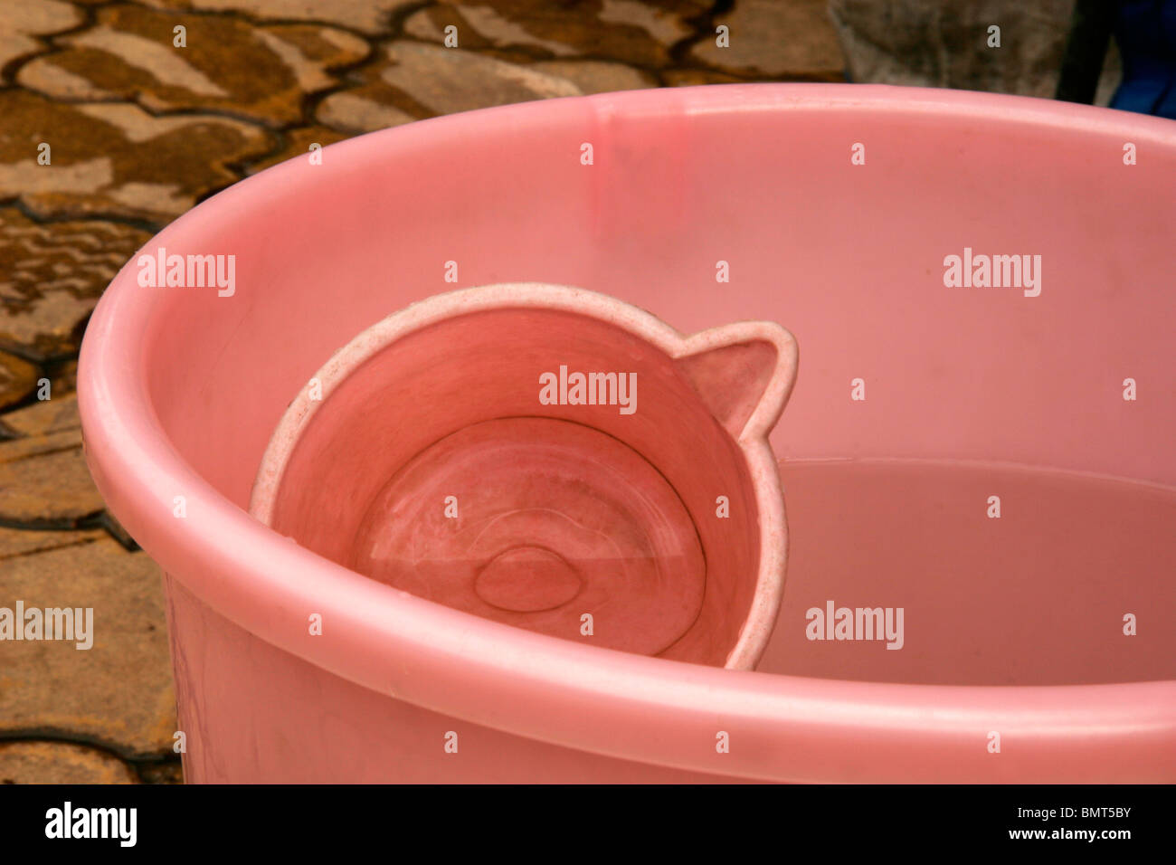 Resumen de cuchara rosa mostrando patrones circulares Foto de stock