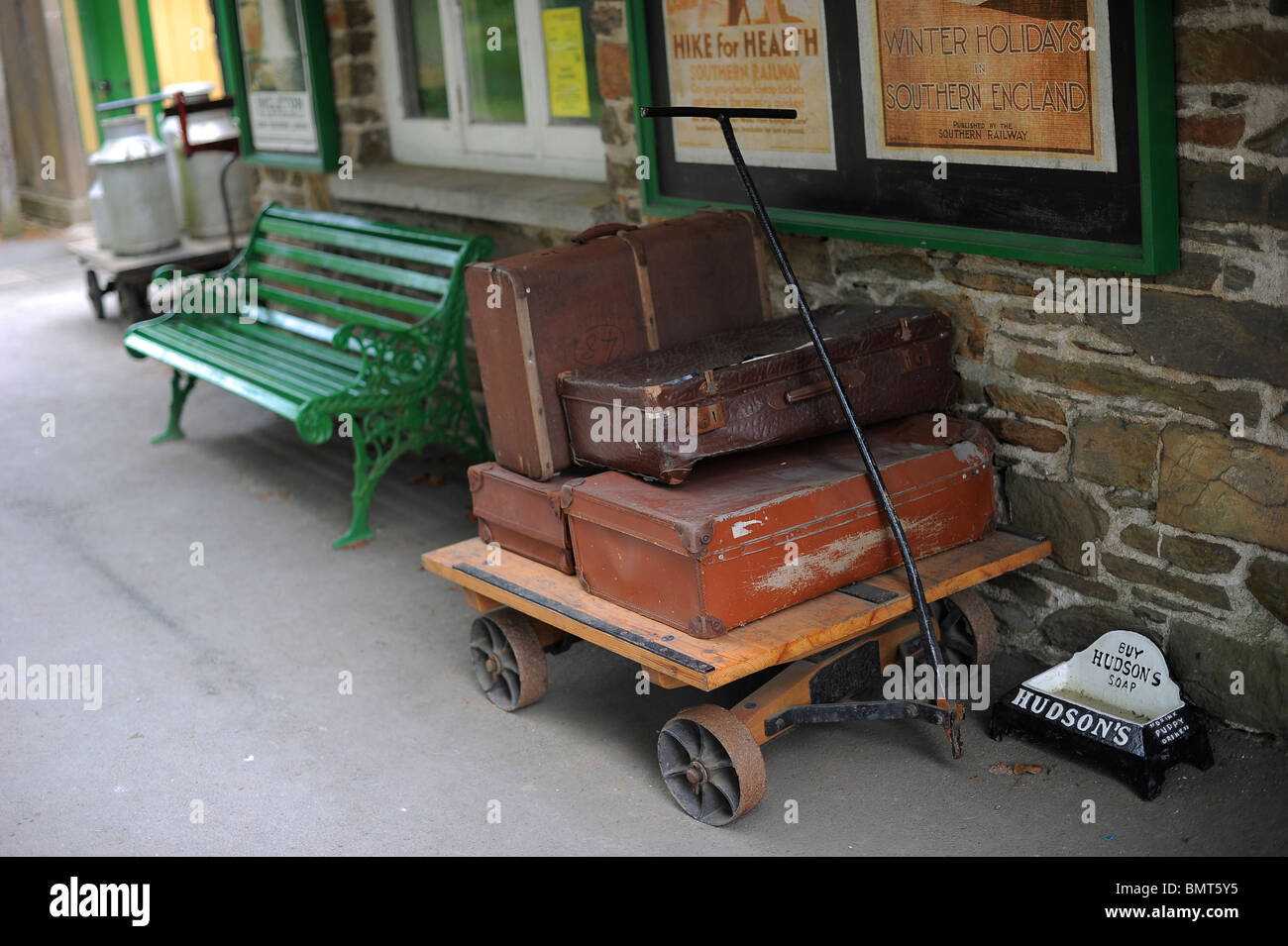 Antigua maletas de equipaje en bahía boscosa estación, north Devon Foto de stock
