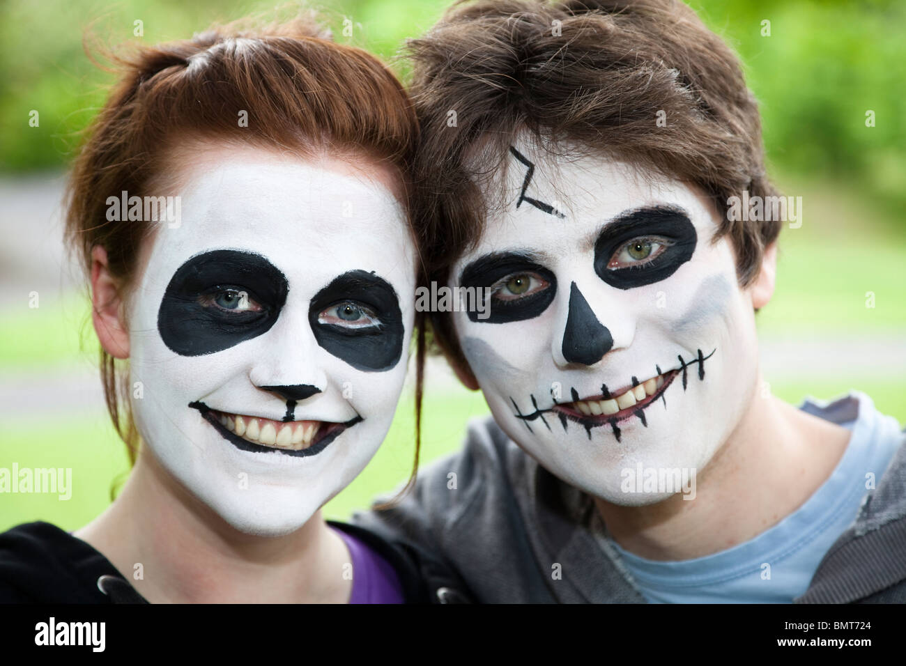 Un hombre adulto y una mujer con sus caras pintadas en el West End  Festival, Glasgow Fotografía de stock - Alamy