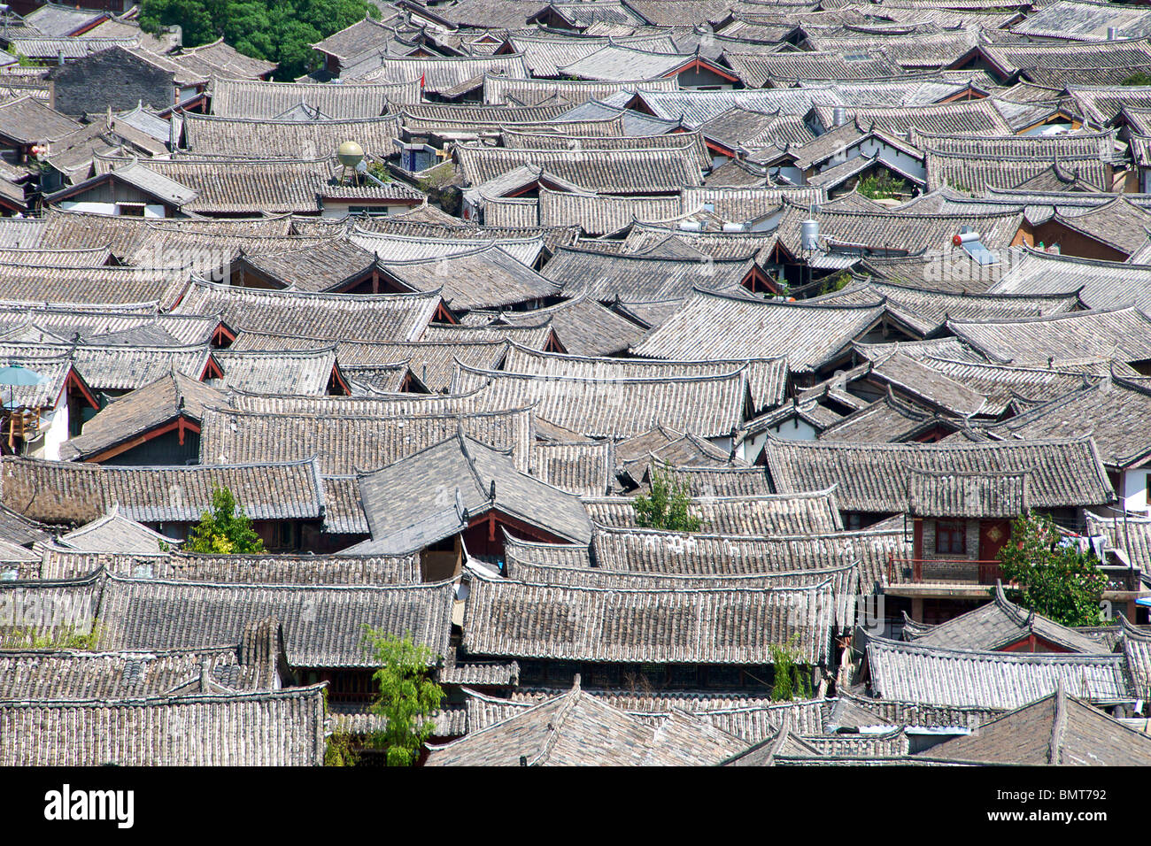 Vista por encima de los tejados de las casas en la ciudad vieja de Lijiang Yunnan de China Foto de stock