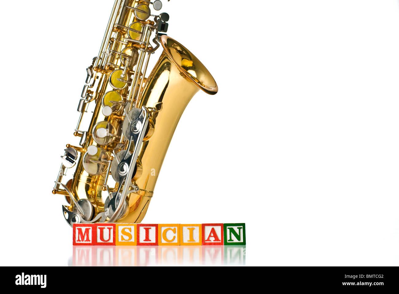 Naranja Saxofón De Juguete En Blanco Fotos, retratos, imágenes y fotografía  de archivo libres de derecho. Image 47361451
