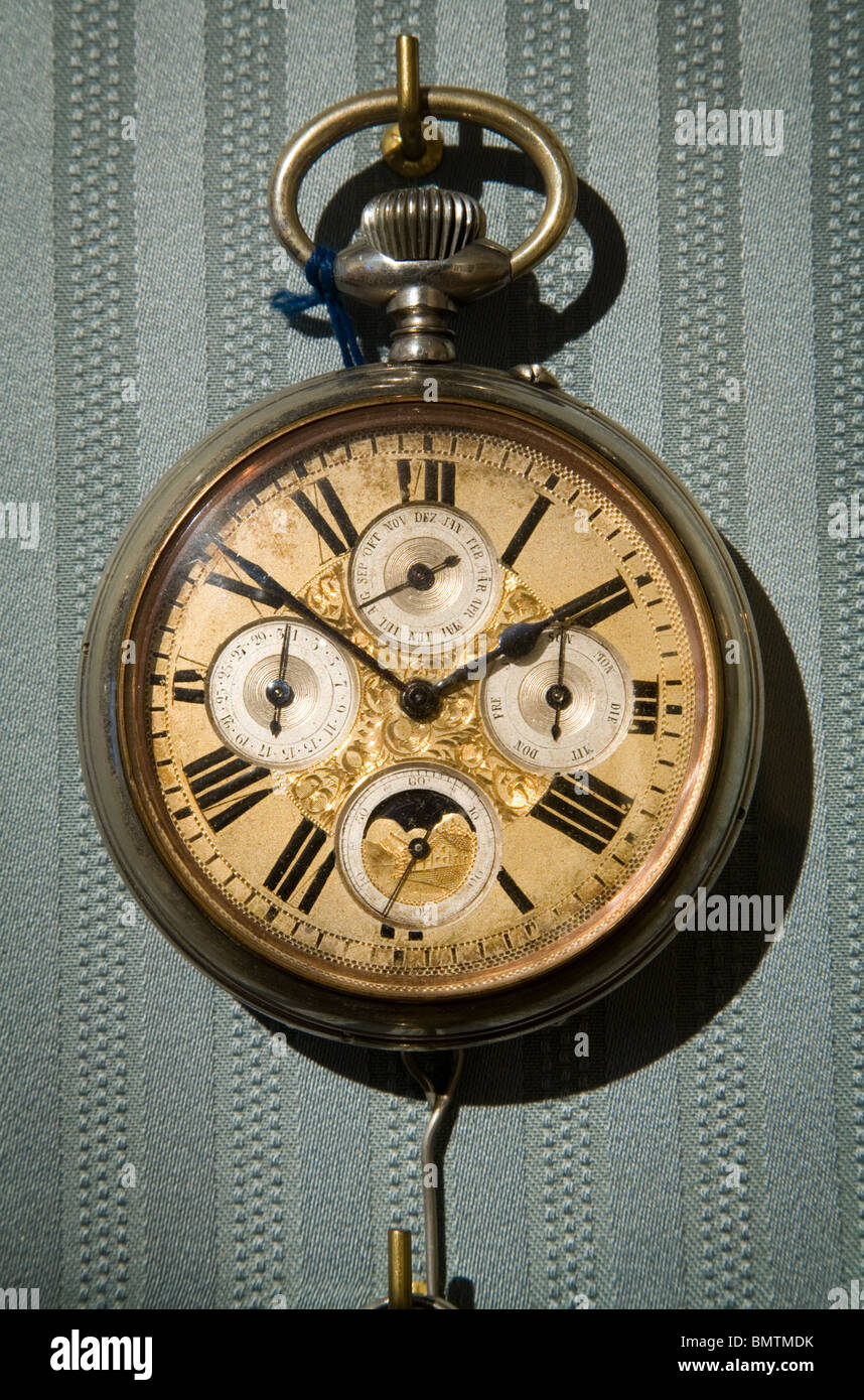 Reloj de bolsillo antiguo vintage ilustración plana de color