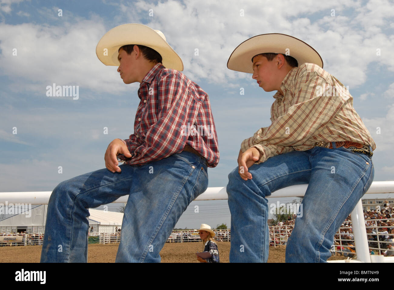 Dos muchachos en traje vaquero en un rodeo Fotografía de stock - Alamy
