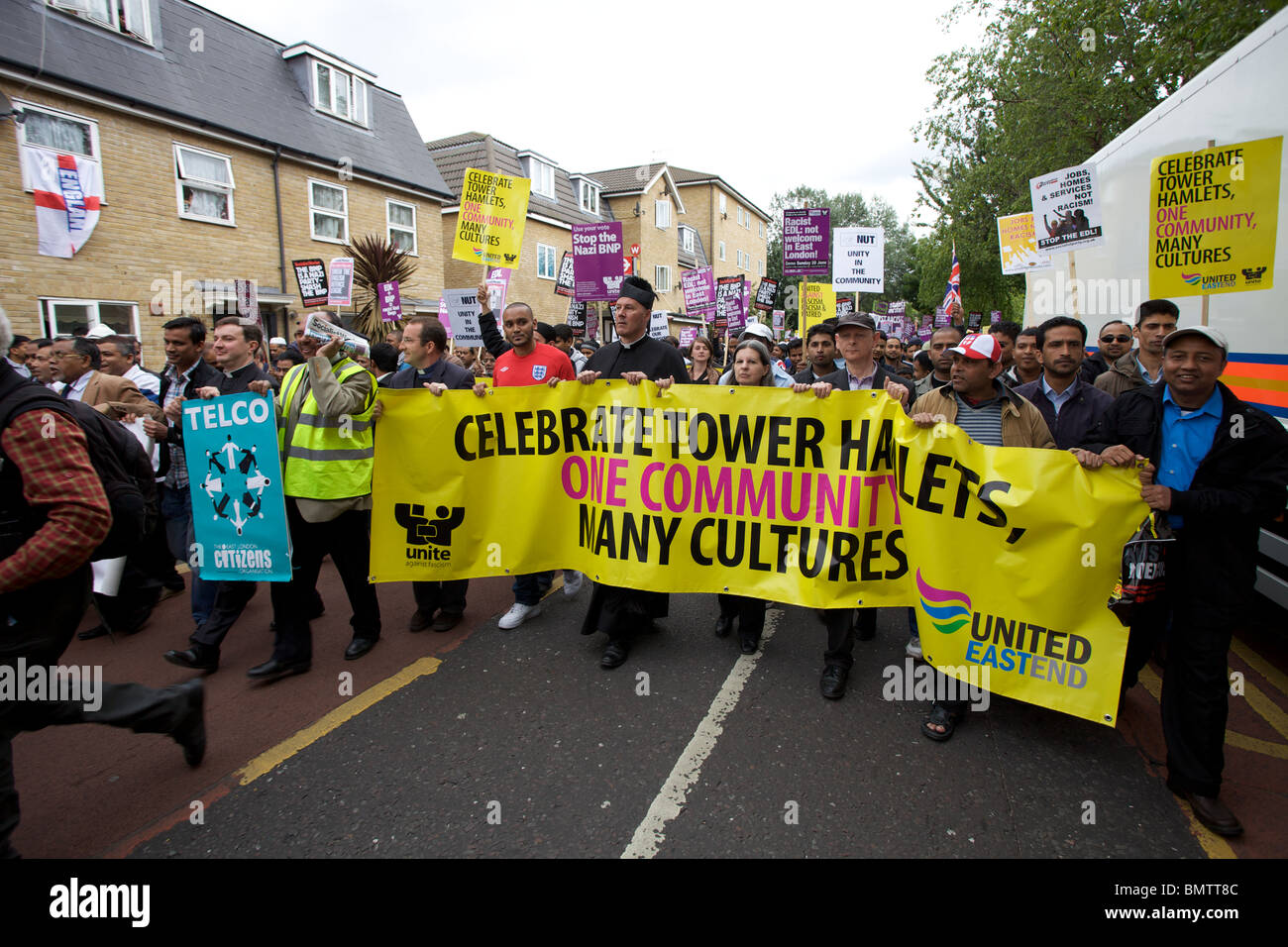 Marcha de protesta anti fascista a través de East London, England, Reino Unido. Foto de stock