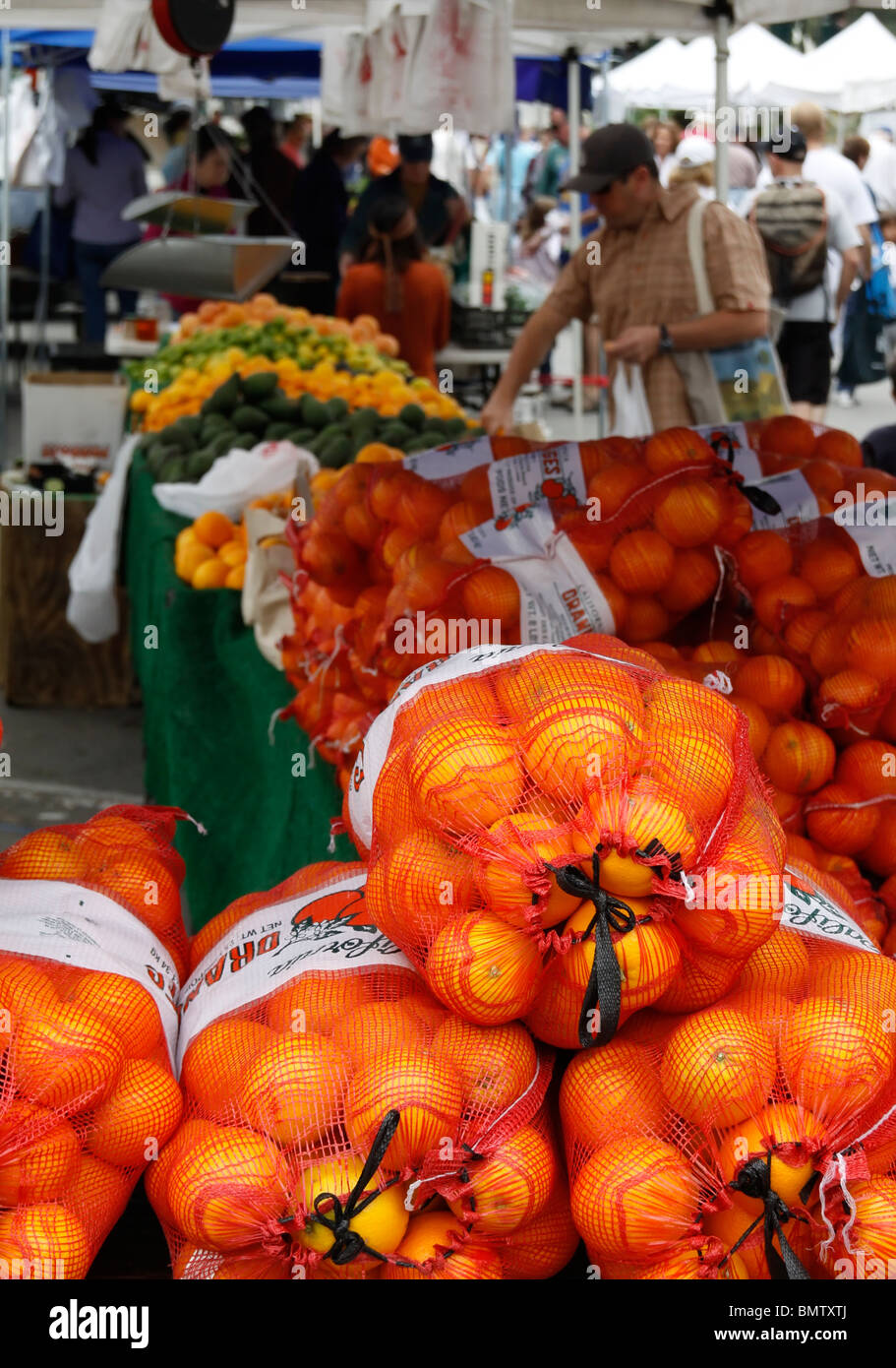 Sacos de naranjas en un mercado al aire libre Fotografía de stock - Alamy