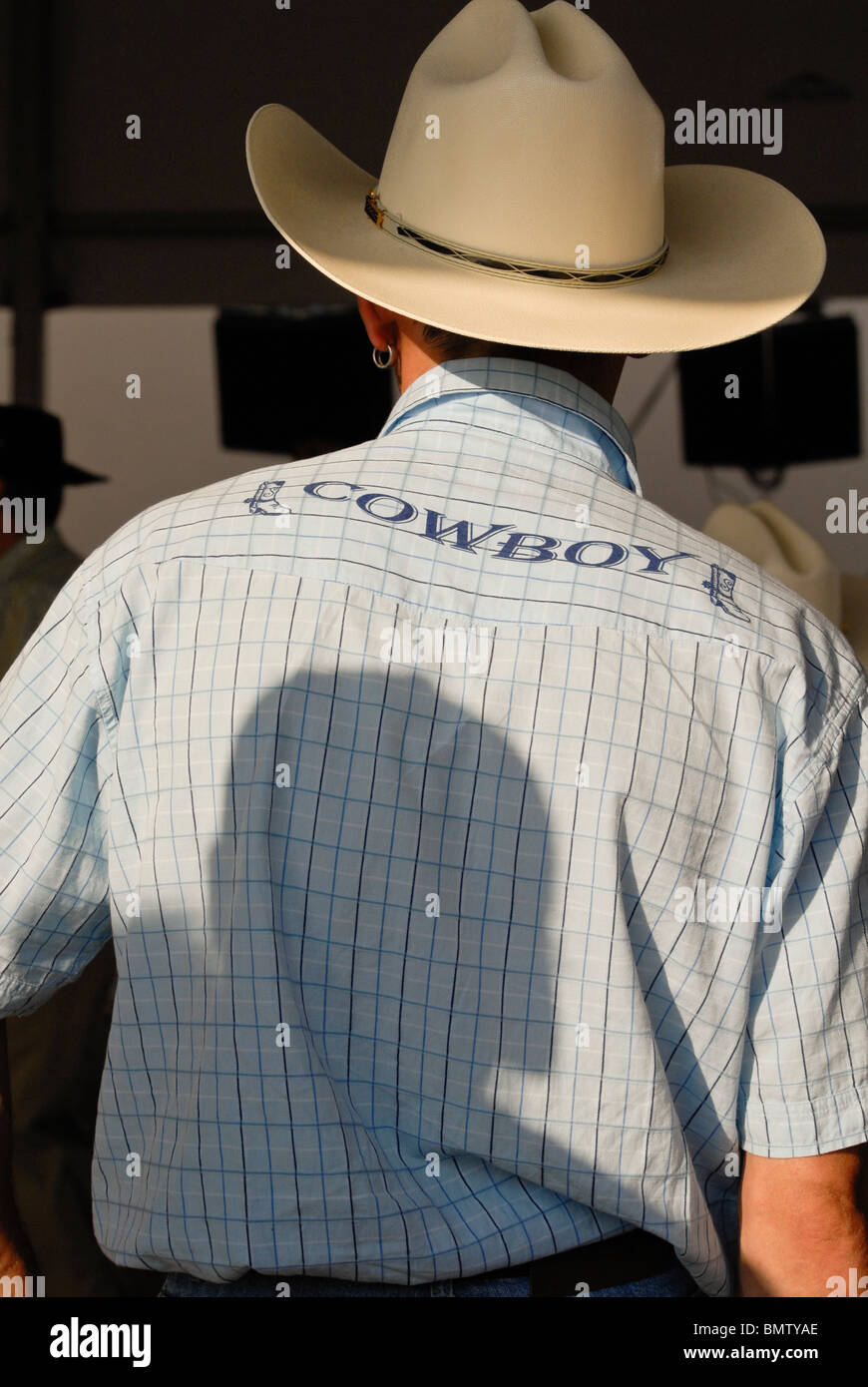 Normal Plausible prefacio Hombre en traje vaquero durante un festival de Country y Western Fotografía  de stock - Alamy