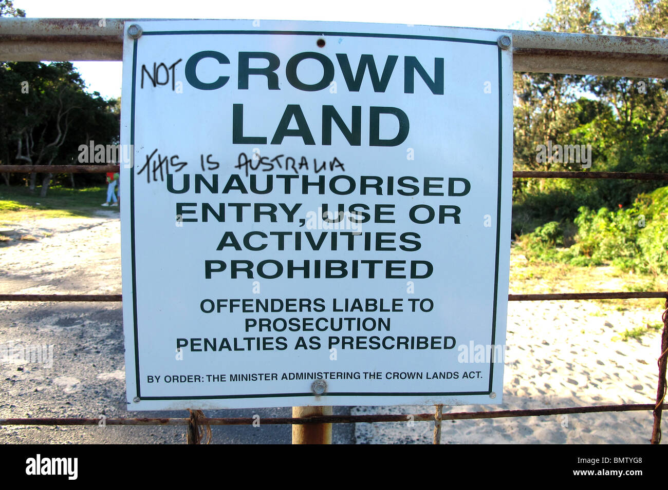 Un signo que describe las tierras de la Corona en Belongil playa cerca de Byron Bay, Australia ha sido dañado con sentimiento republicano de Australia. Foto de stock