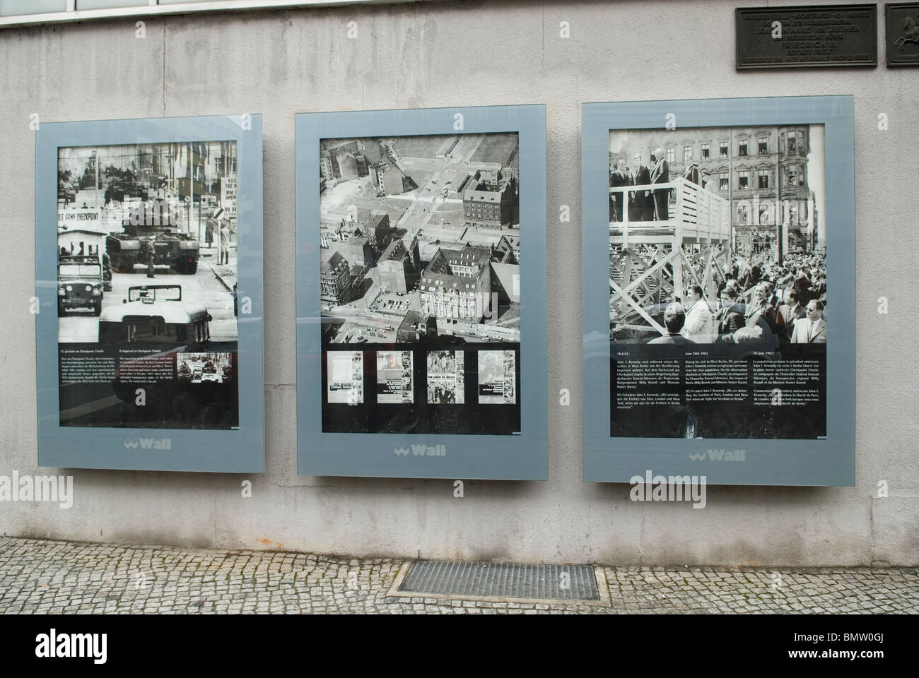 Visualización de imágenes de la guerra mundial dos Checkpoint Charlie Friedrichstrasse Berlín ALEMANIA Foto de stock