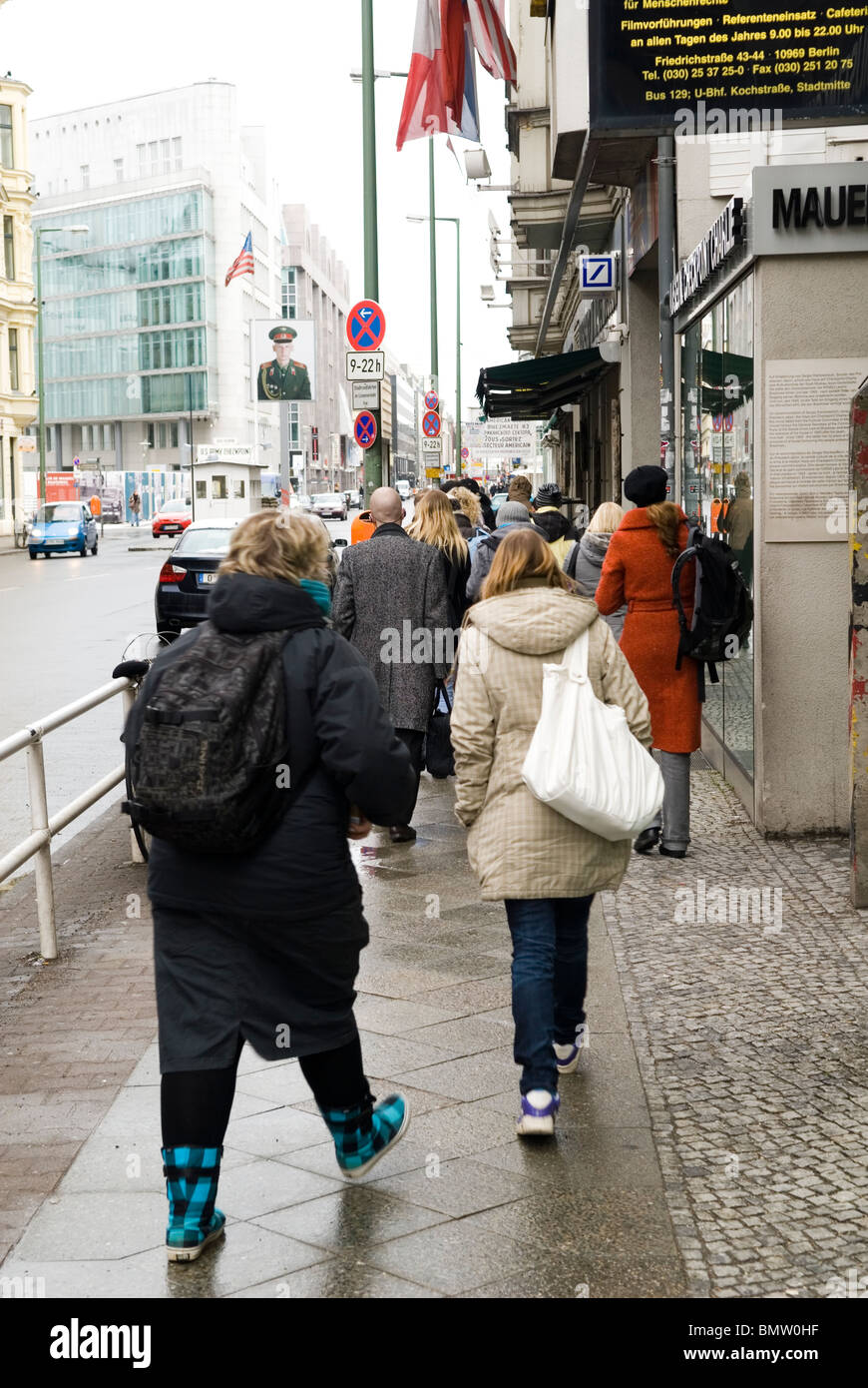 La gente caminando pavimento Friedrichstrasse Berlín ALEMANIA Foto de stock