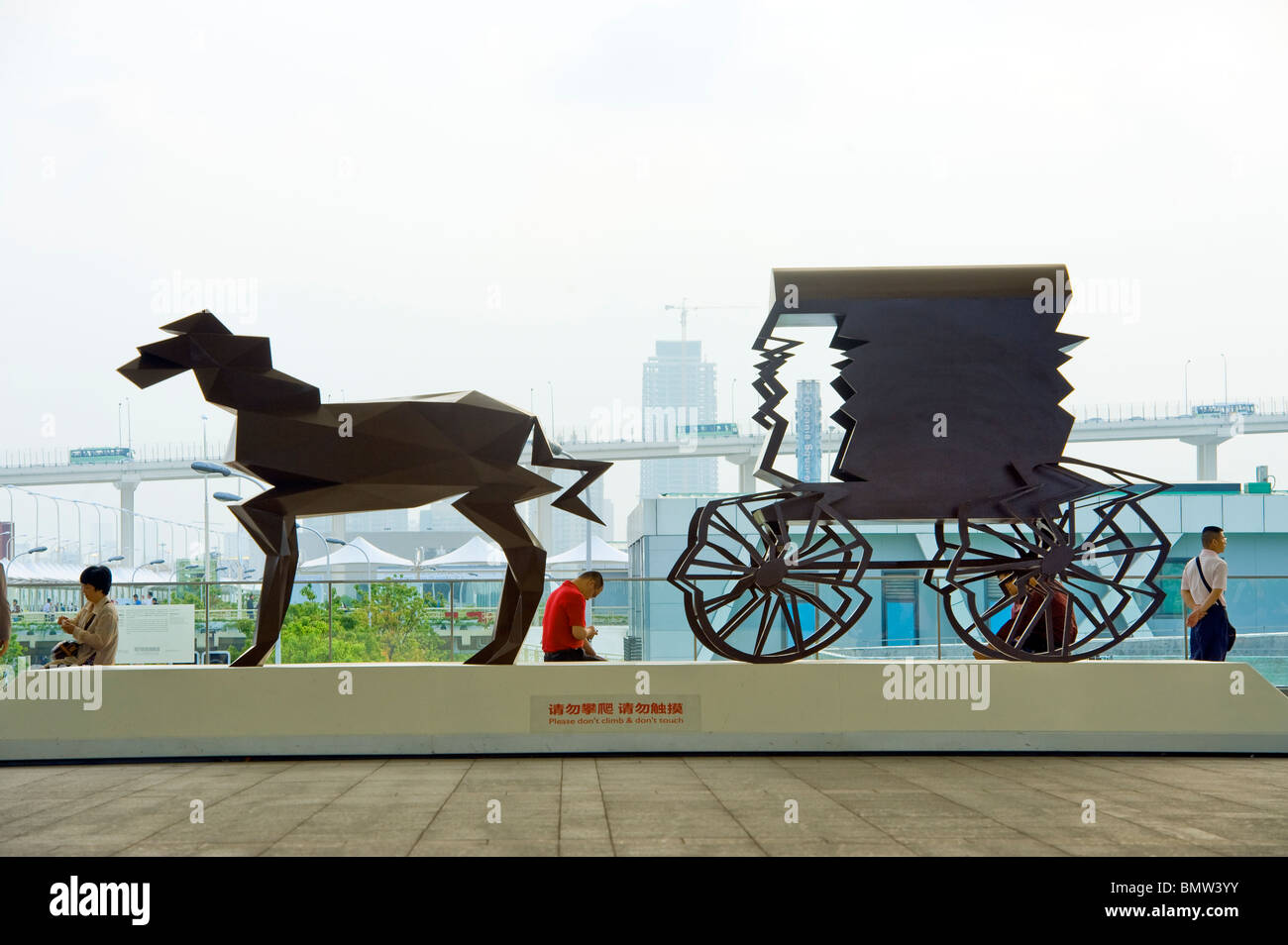 EXPO 2010 Shanghai China obra de arte estatua óxido de hierro oxidado de los tiempos modernos el contraste opuesto entrenador correo stagecoach nuevos y modernos Foto de stock