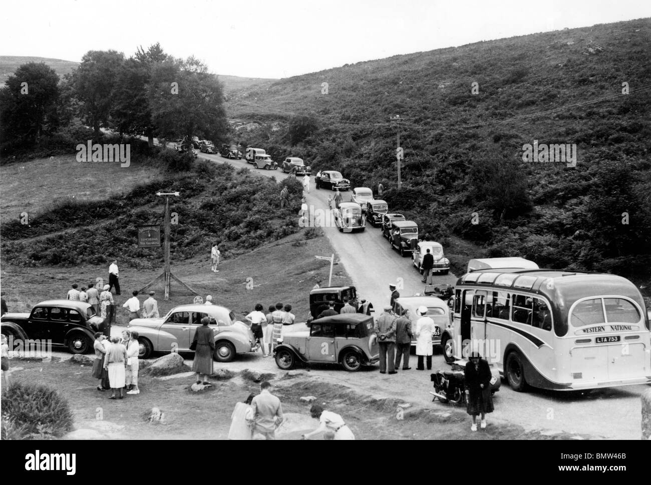 Tráfico en Exmoor en Dartmeet en la década de 1950. Foto de stock