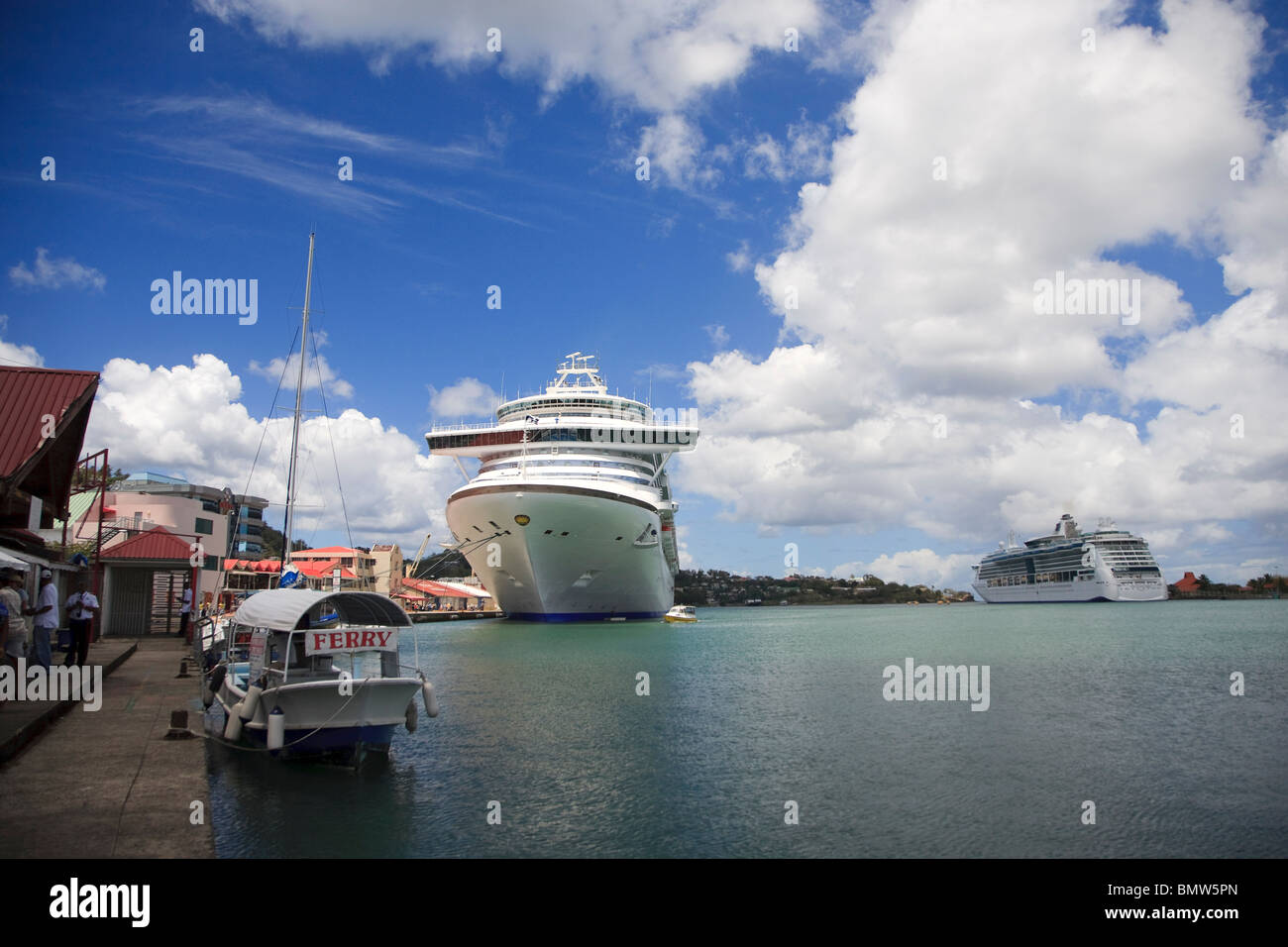 Caribe, Santa Lucía, Castries, crucero en el puerto. Foto de stock