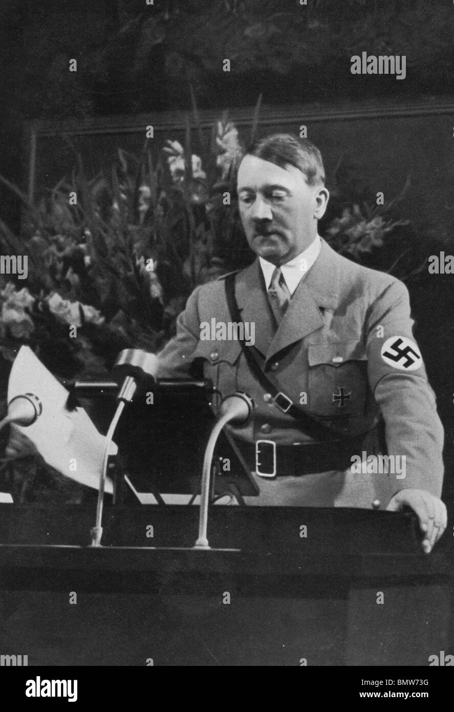 ADOLF HITLER abre 1935 congreso del partido nazi en Nuremberg Foto de stock