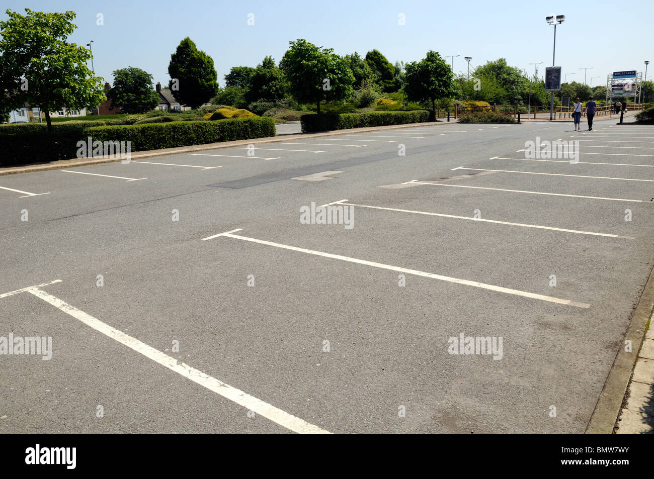 Plazas de aparcamiento vacías, Retail Park, Peterborough. Foto de stock