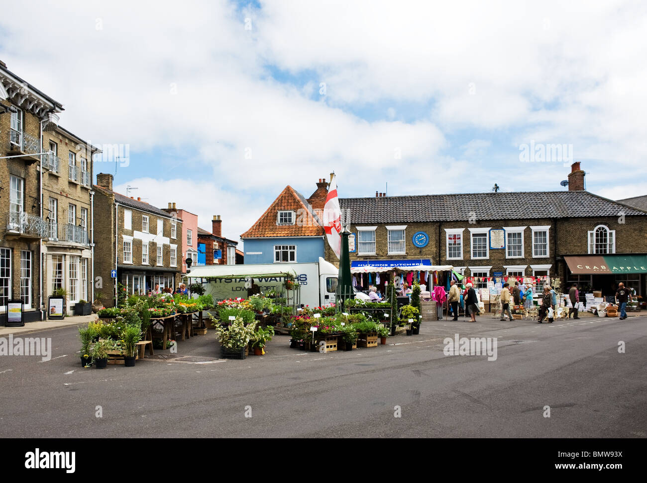 Un mercado en la plaza del pueblo en Southwold en Suffolk. Foto por Gordon Scammell Foto de stock