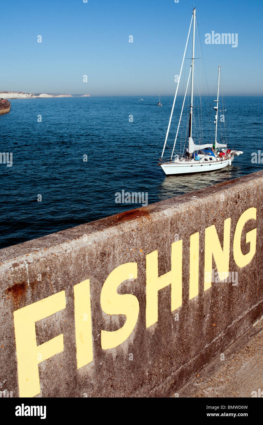 Signo de pesca en Brighton Marina, barco de vela en la marina de vela Blanca, el acantilado de la costa de East Sussex, Sureste de Inglaterra, Reino Unido. Foto de stock