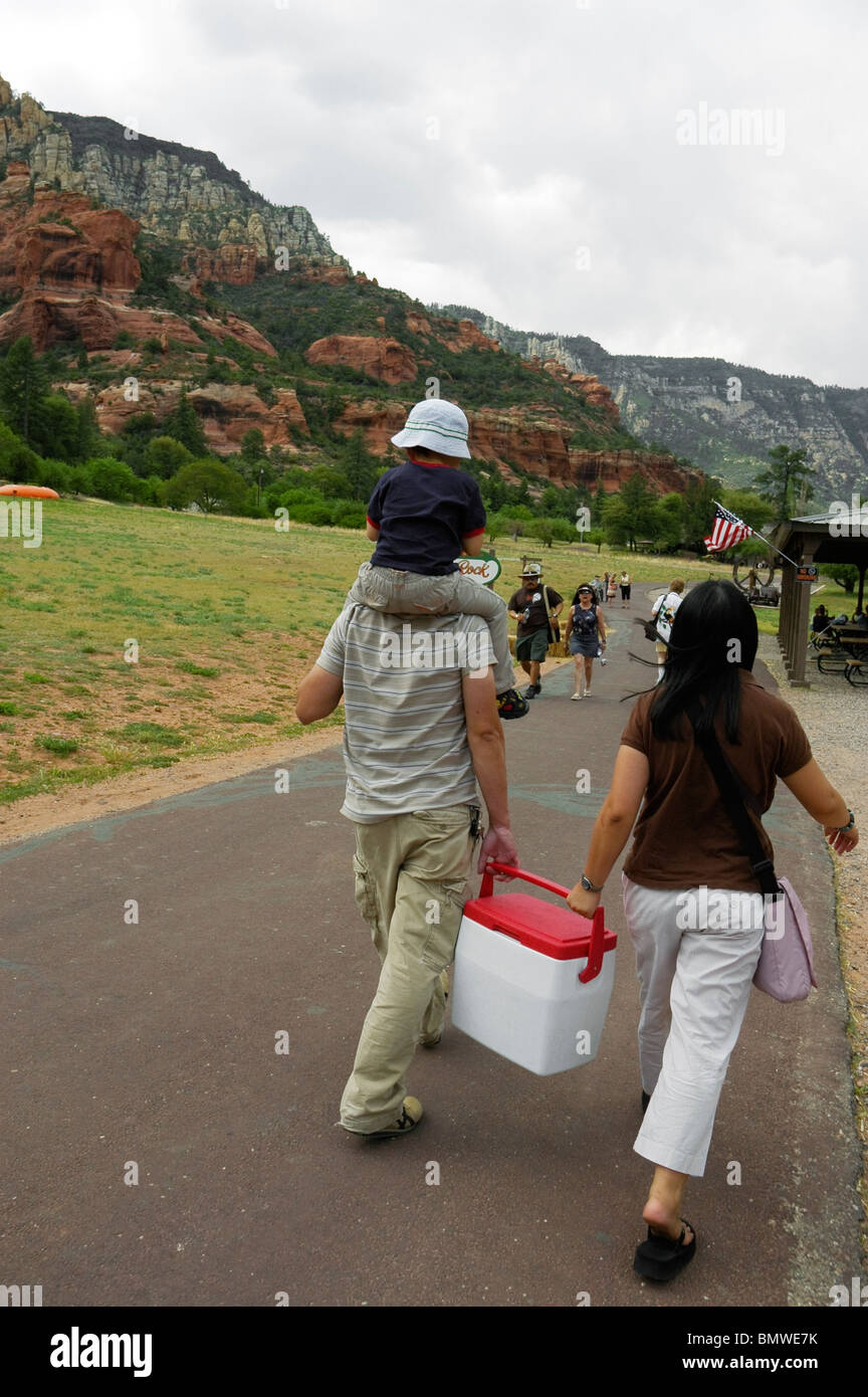 Familia va en un picnic en el Parque Estatal de Rock Slide, Oak Creek Canyon, AZ. Foto de stock