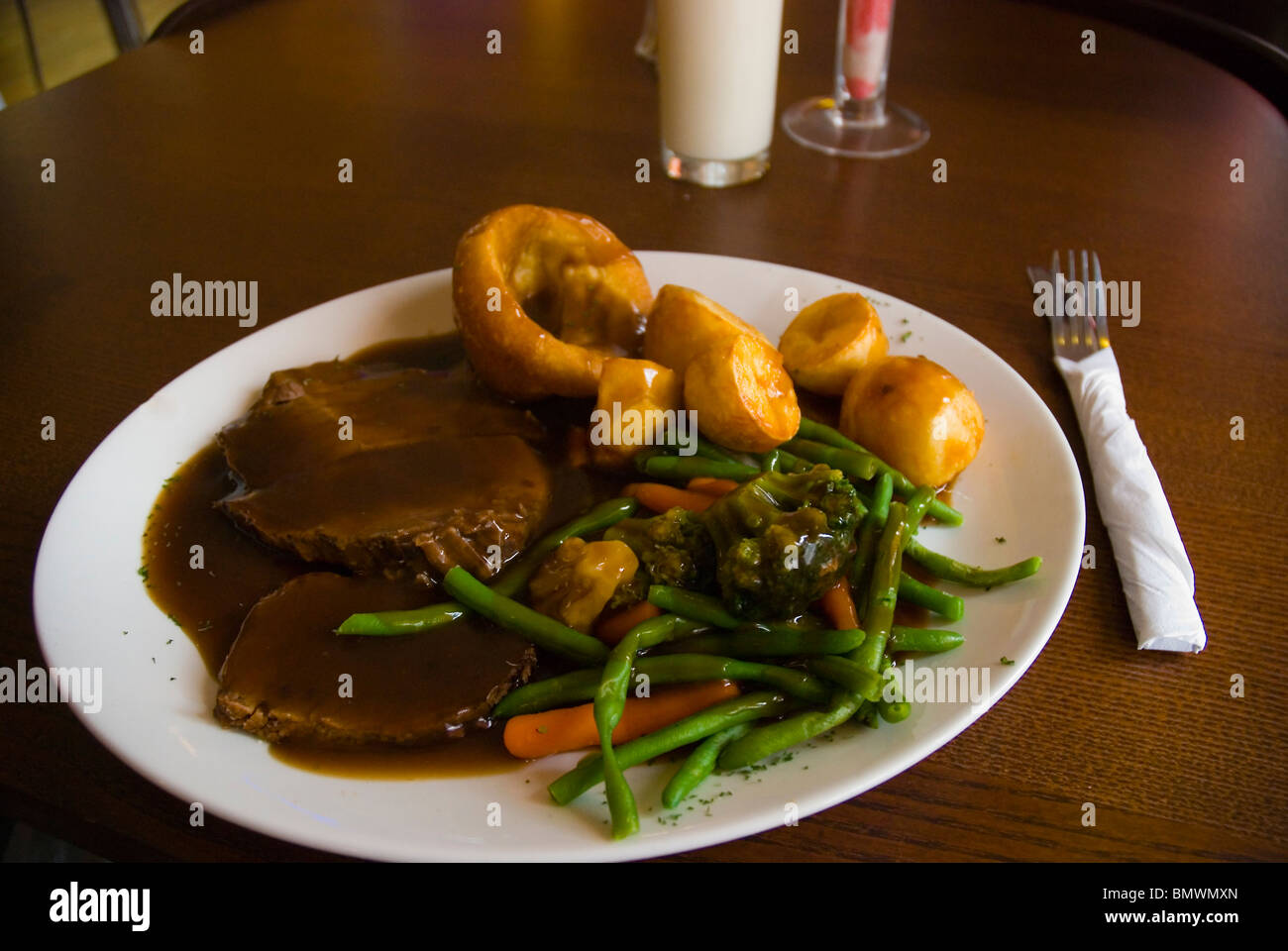 Sunday roast beef con patatas asadas y verduras en un restaurante en Liverpool Inglaterra Europa