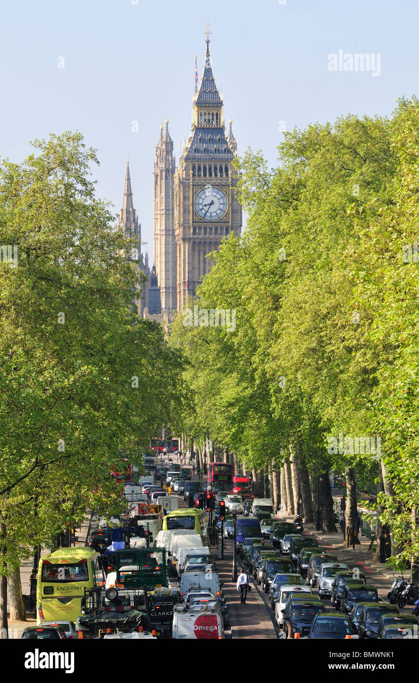 Terraplén Westminster mañana la hora pico de tráfico pasado clocktower el Big Ben y el Parlamento, Londres, Reino Unido. Foto de stock