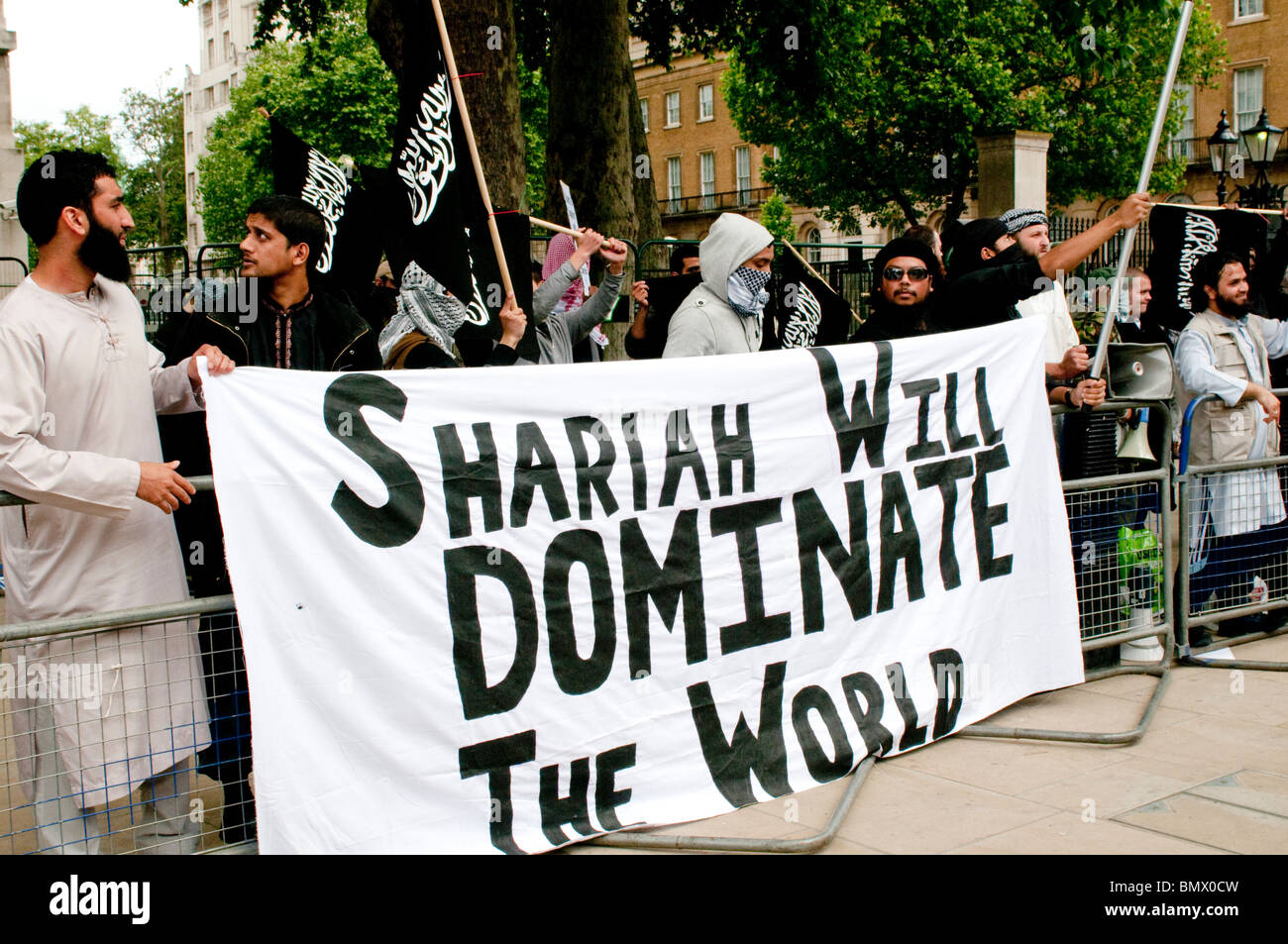 Manifestantes islamistas sosteniendo el estandarte de "La Sharia dominará el mundo", , manifestantes de la Sharia Law, Whitehall, Londres, Reino Unido, 20 de junio de 2010 Foto de stock