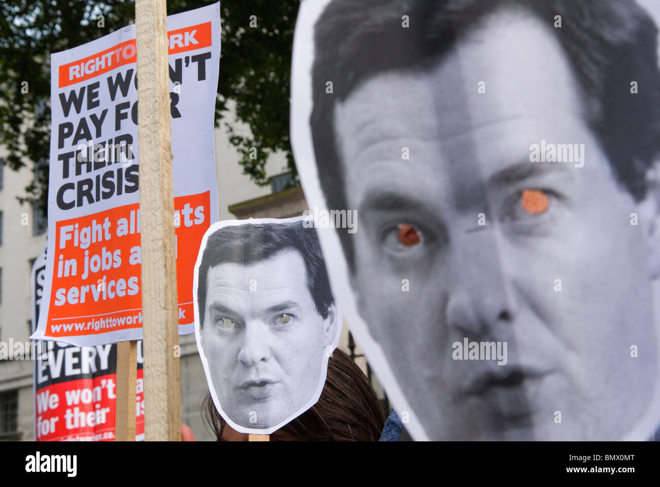 George Osborne demostración de protesta contra la propuesta de presupuesto del día. Demostración del gobierno de coalición, Londres, Gran Bretaña. Foto de stock